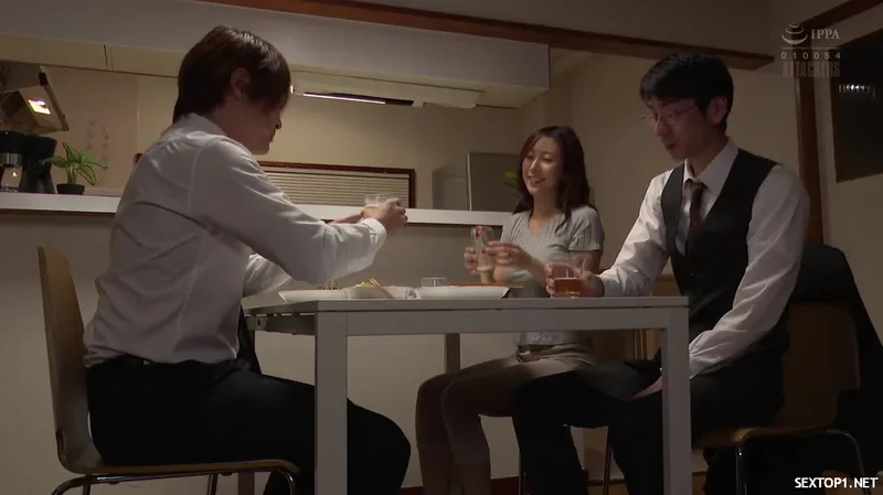 đến nhà cấp trên ở nhờ, cưỡng hiếp luôn cô vợ sếp